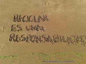 Reciclar es una responsabilidadFrases de Reciclado Creativo en la arena (1)