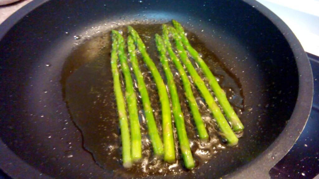 rollitos de pavo con espárragos y senape, con purea de patata y azafrán
