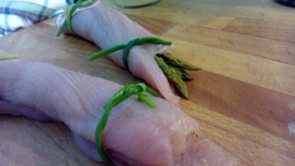 rollitos de pavo con espárragos y senape, con purea de patata y azafrán