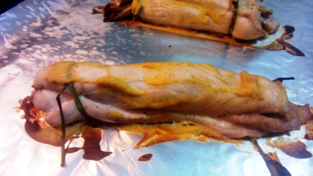 rollitos de pavo con espárragos y senape, con purea de patata y azafrán