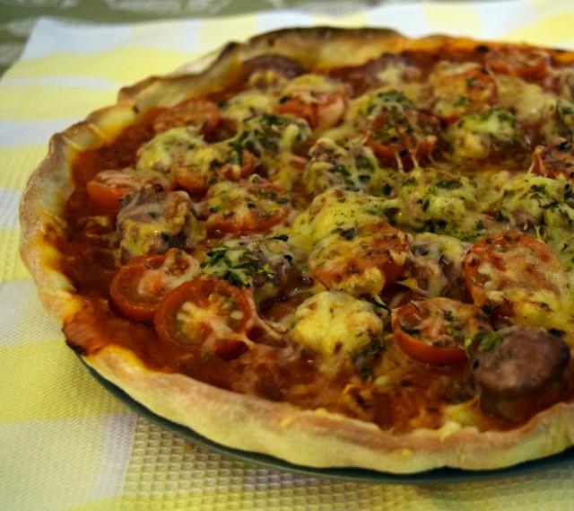 Pizza casera de butifarra, cebolla y tomates cherry, para días amorosos.