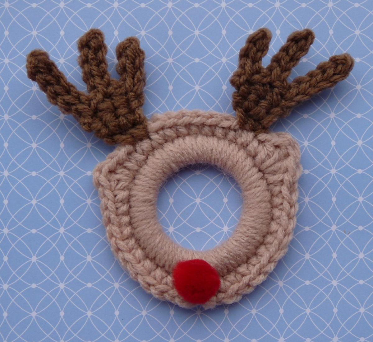 http://whiskersandwool.blogspot.be/2011/11/rudolph-red-nose-ring-ornament.html