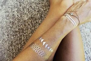 tatuajes-temporales-dorados-inspiración-adoraideas