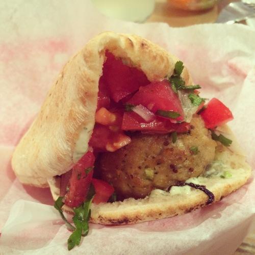 Dos bolas de pollo en una pita