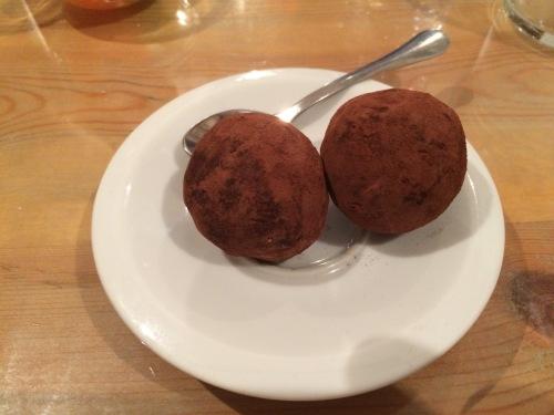 Dos bolas de chocolate de postre