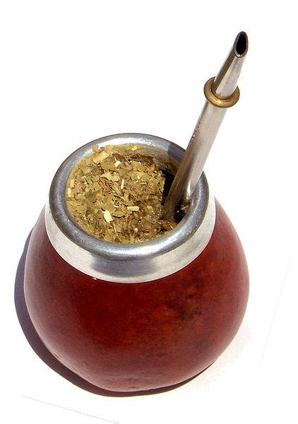 Mate, recipiente, yerba - Jorge Alfonso Hernández, licensed under the Creative Commons Attribution-Share Alike 2.5 Generic