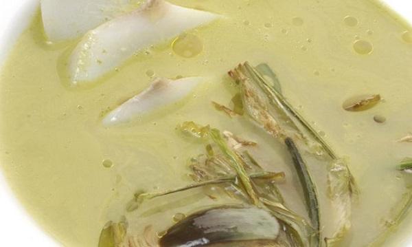Sopa de lechuga con bacalao y alcachofas