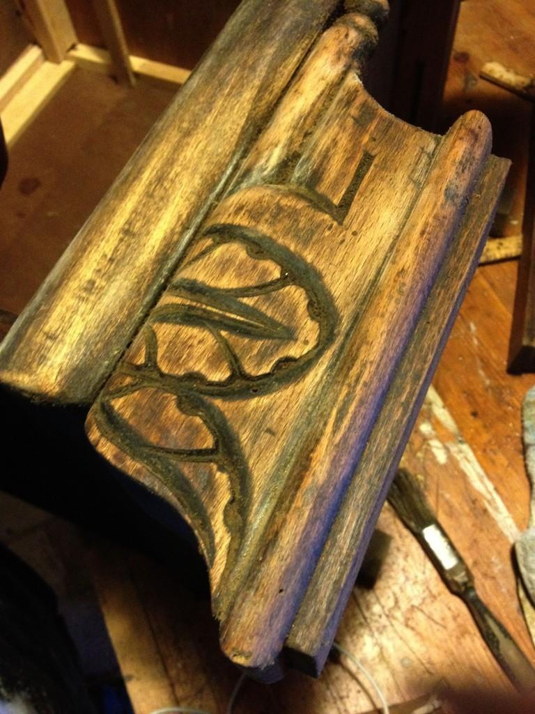 DETALLE PIE MESITA DE NOCHE