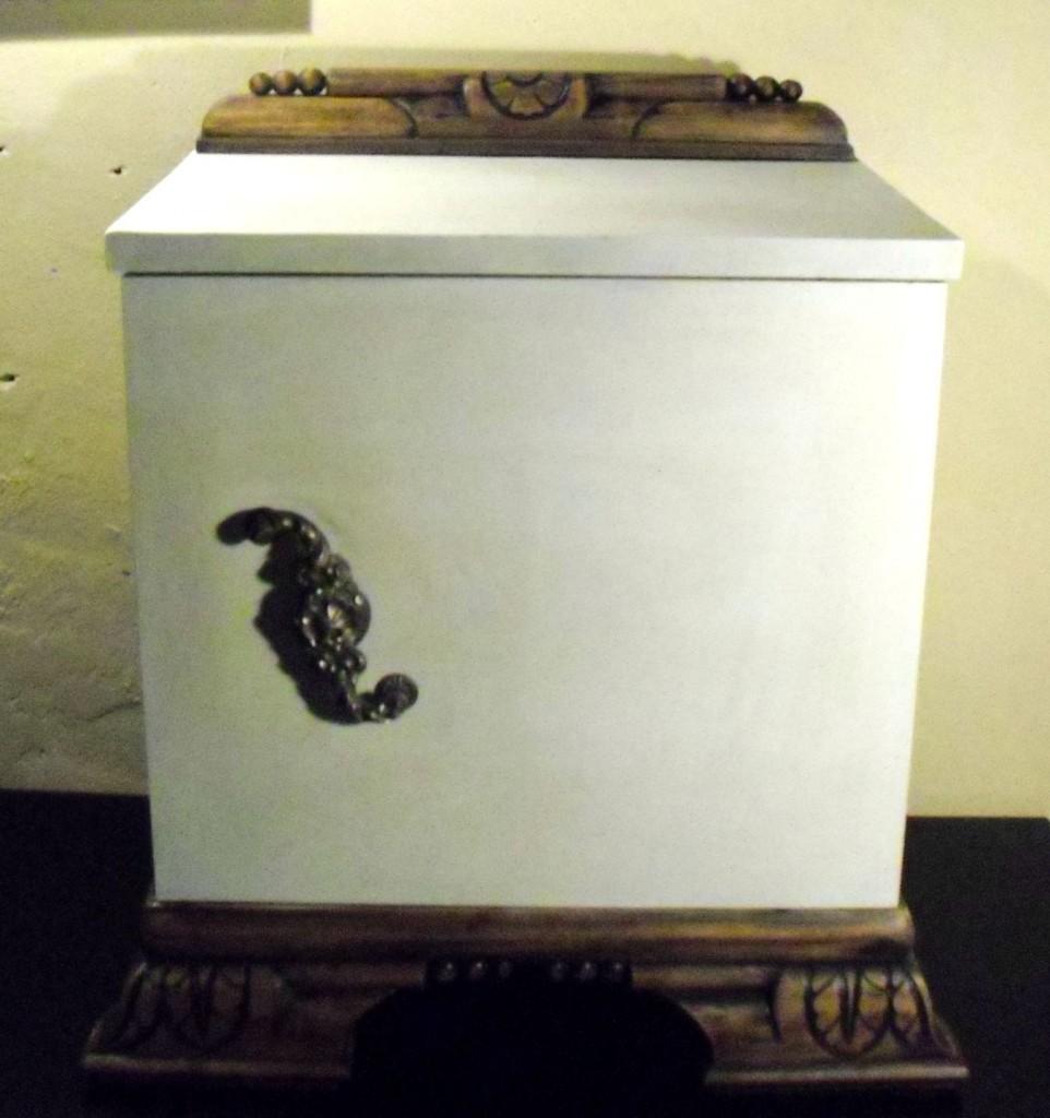 MESA DE NOCHE PINTADA