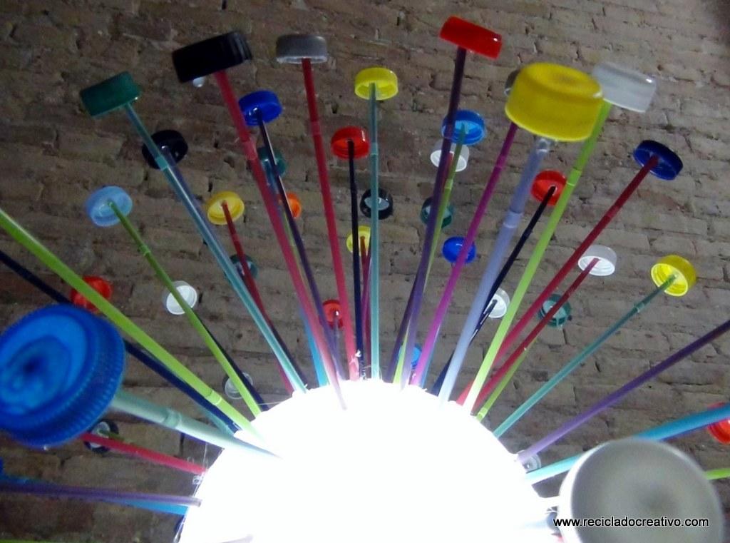 Lámpara realizada reutilizando tapones de plástico de colores. Reciclado Creativo