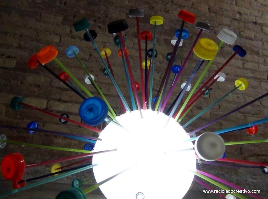 Lámpara realizada reutilizando tapones de plástico de colores. Reciclado Creativo