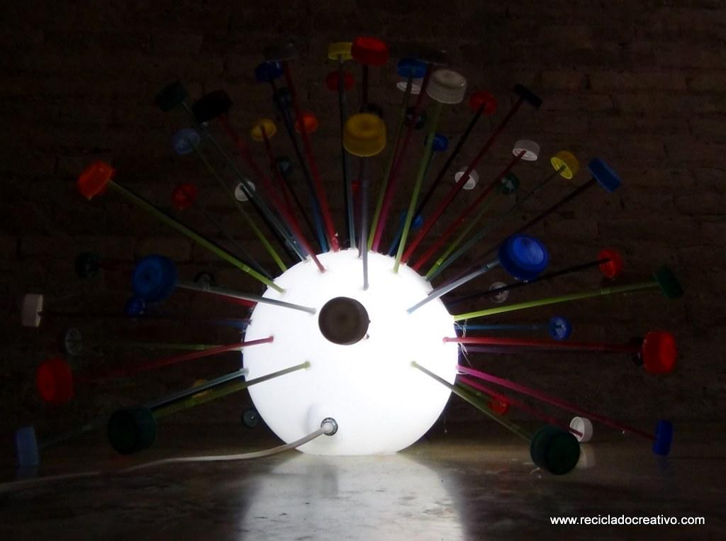 Lámpara realizada reutilizando tapones de plástico de colores. Reciclado Creativo
