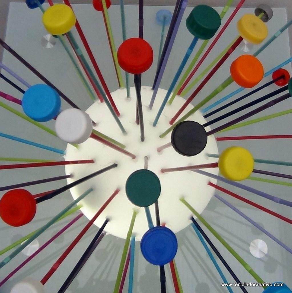 Lámpara realizada reutilizando tapones de plástico de colores. Reciclado Creativo