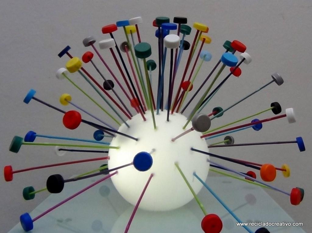Lámpara realizada reutilizando tapones de plástico de colores. Reciclado Creativo