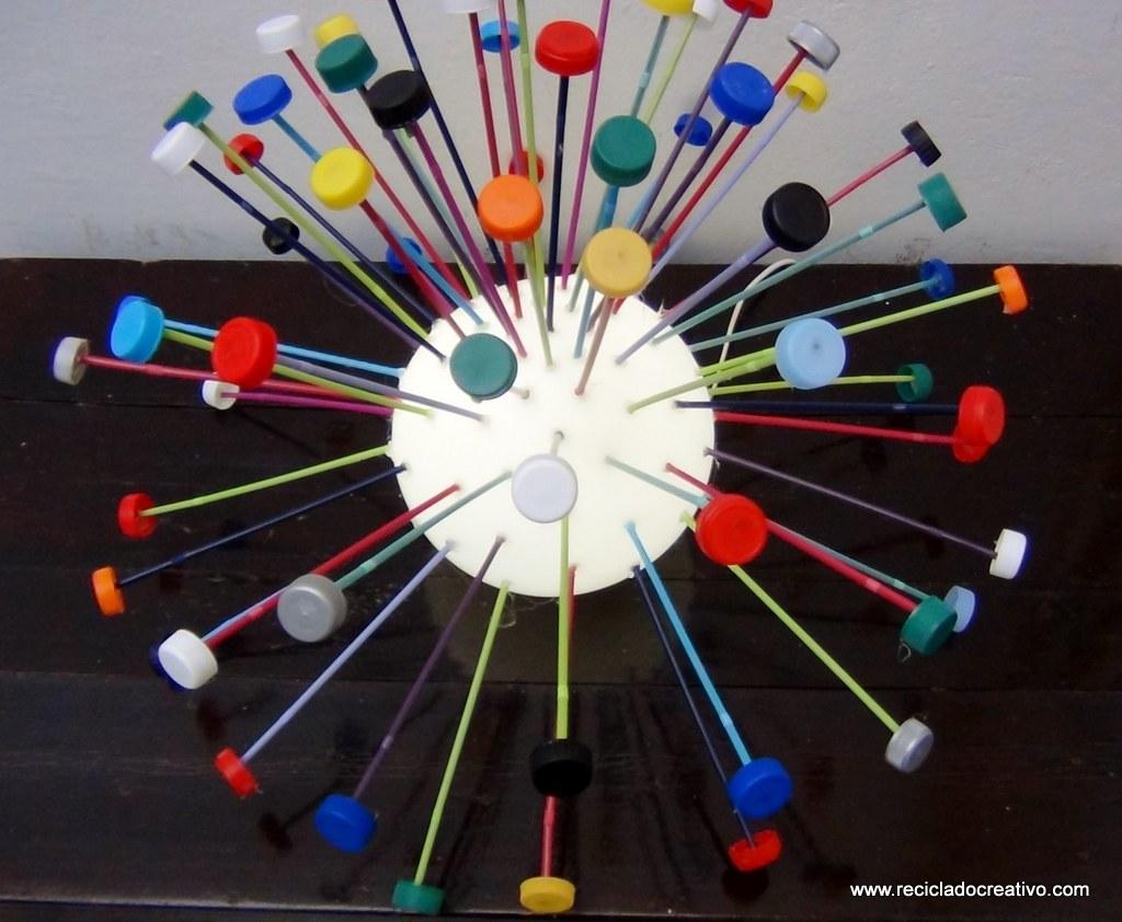 Lámpara realizada reutilizando tapones de plástico de colores. Reciclado Creativo
