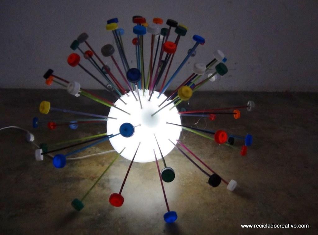 Lámpara realizada reutilizando tapones de plástico de colores. Reciclado Creativo
