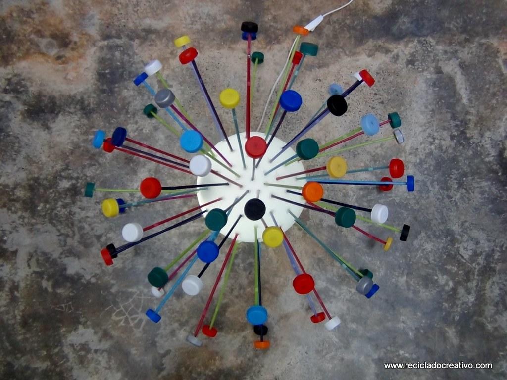 Lámpara realizada reutilizando tapones de plástico de colores. Reciclado Creativo