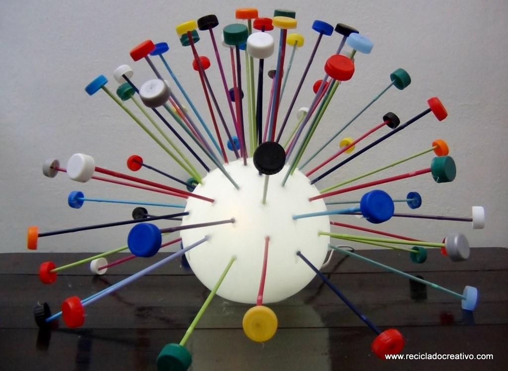 Lámpara realizada reutilizando tapones de plástico de colores. Reciclado Creativo