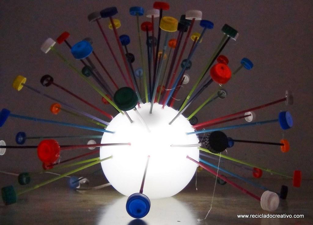 Lámpara realizada reutilizando tapones de plástico de colores. Reciclado Creativo
