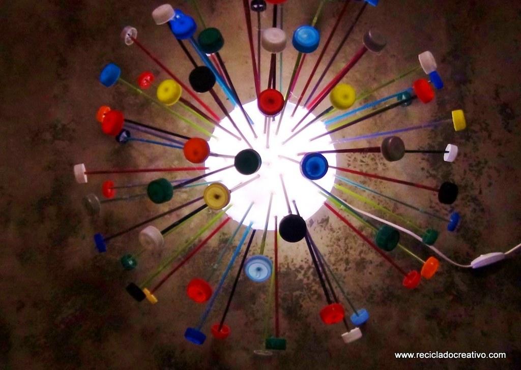 Lámpara realizada reutilizando tapones de plástico de colores. Reciclado Creativo