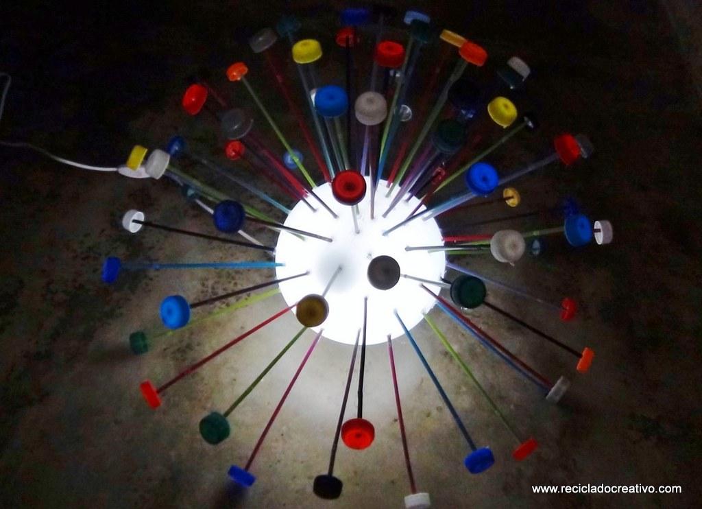 Lámpara realizada reutilizando tapones de plástico de colores. Reciclado Creativo
