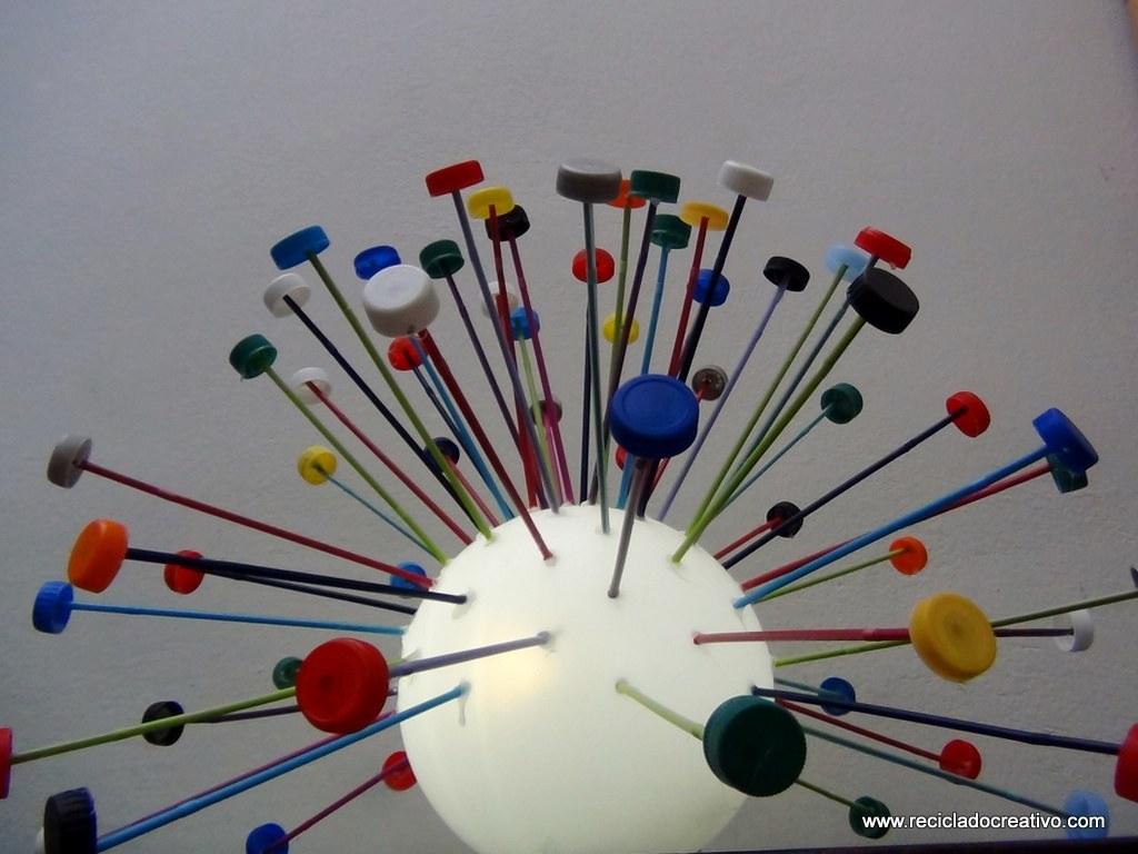 Lámpara realizada reutilizando tapones de plástico de colores. Reciclado Creativo