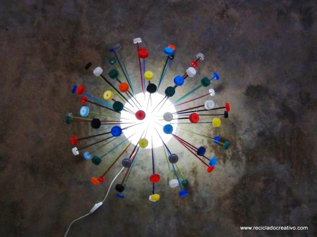 Lámpara realizada reutilizando tapones de plástico de colores. Reciclado Creativo