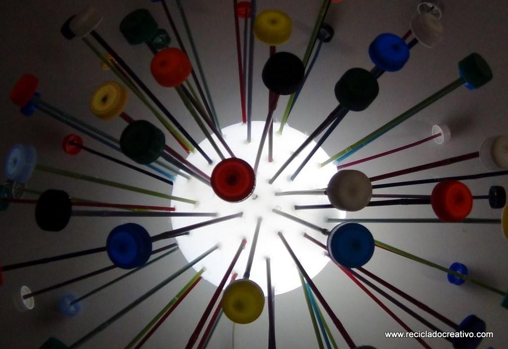 Lámpara realizada reutilizando tapones de plástico de colores. Reciclado Creativo