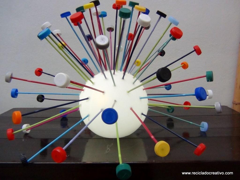 Lámpara realizada reutilizando tapones de plástico de colores. Reciclado Creativo