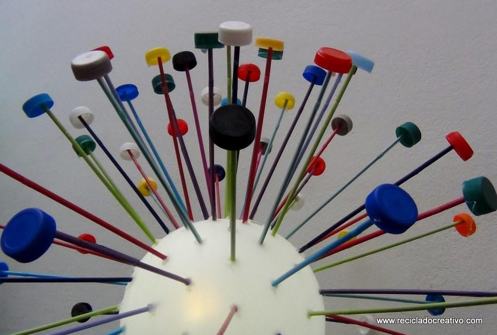 Lámpara realizada reutilizando tapones de plástico de colores. Reciclado Creativo