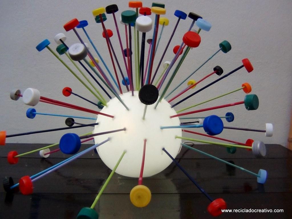 Lámpara realizada reutilizando tapones de plástico de colores. Reciclado Creativo