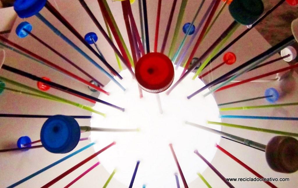 Lámpara realizada reutilizando tapones de plástico de colores. Reciclado Creativo