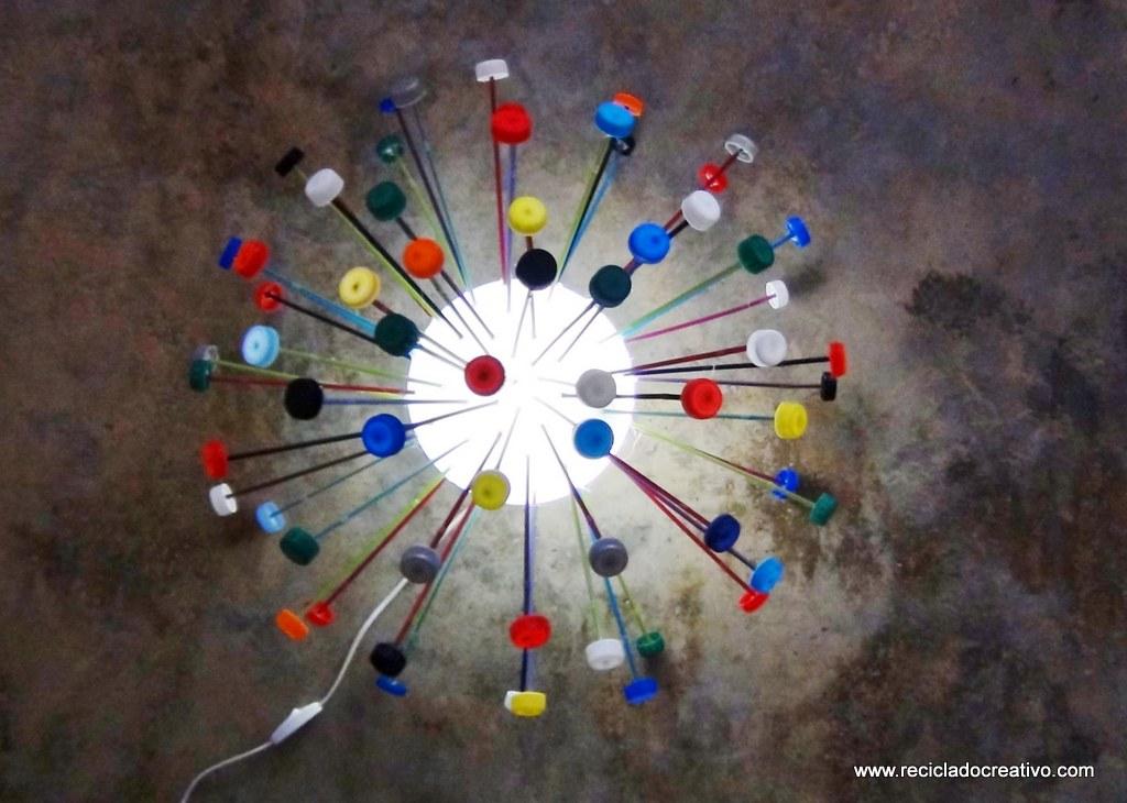 Lámpara realizada reutilizando tapones de plástico de colores. Reciclado Creativo