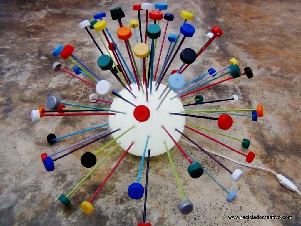 Lámpara realizada reutilizando tapones de plástico de colores. Reciclado Creativo