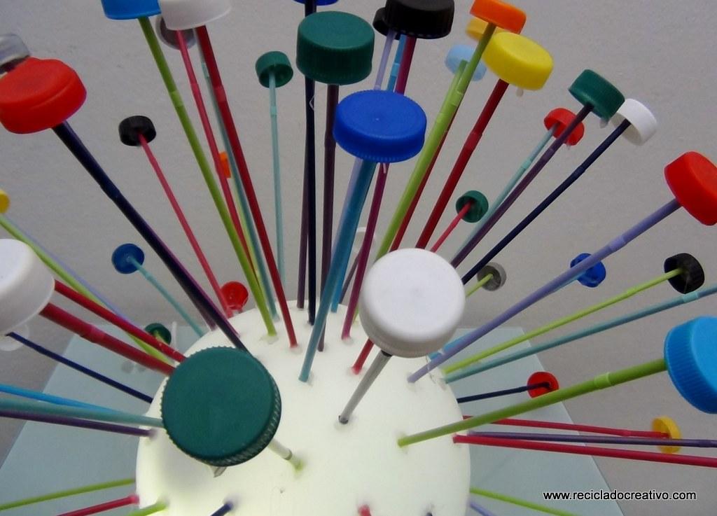 Lámpara realizada reutilizando tapones de plástico de colores. Reciclado Creativo