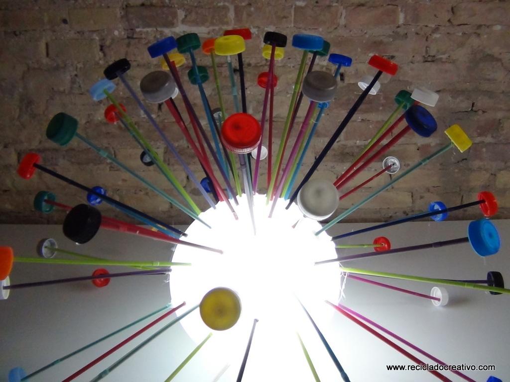 Lámpara realizada reutilizando tapones de plástico de colores. Reciclado Creativo