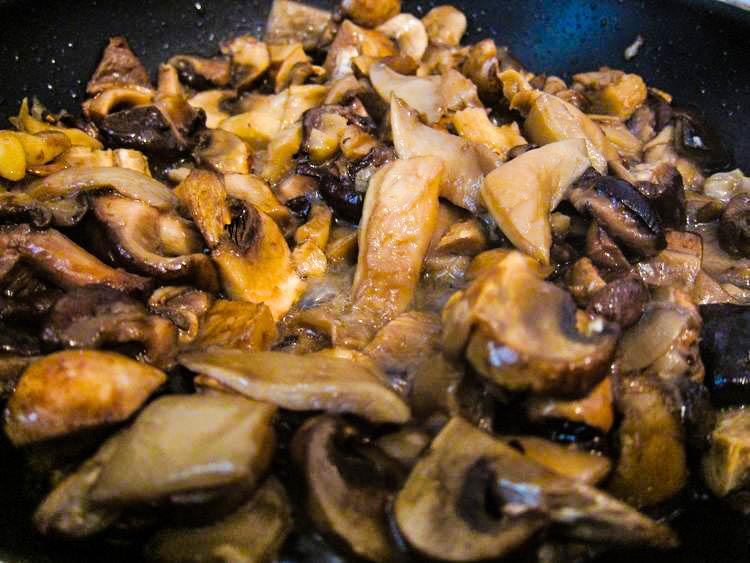 salteado-de-setas-con-pate-y-huevo-poche-