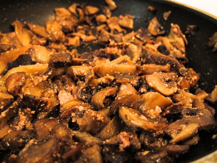 salteado-de-setas-con-pate-y-huevo-poche-