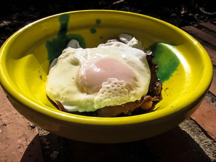 salteado-de-setas-con-pate-y-huevo-poche-