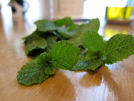 sopa-fria-de-melon-almendras-y-hierbabuena-