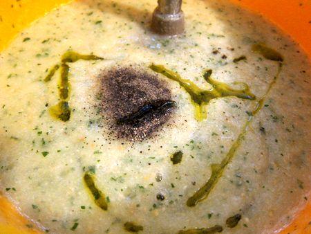 sopa-fria-de-melon-almendras-y-hierbabuena-