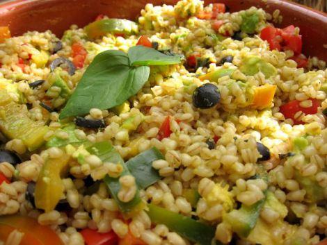 Esta ensalada de mote de trigo y palta la hemos cocinado y degustado a la salud de nuestros amigos que están lejos, Sergio y Bea. ¡¡Y está buenísima!! ¡Espero que os guste! Y ¡Que aproveche!