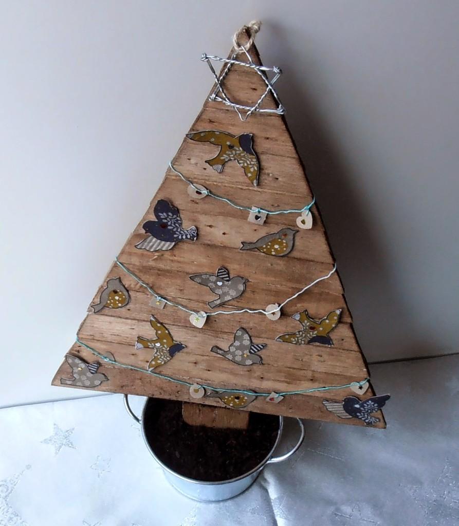 arbol de navidad con caja de fruta
