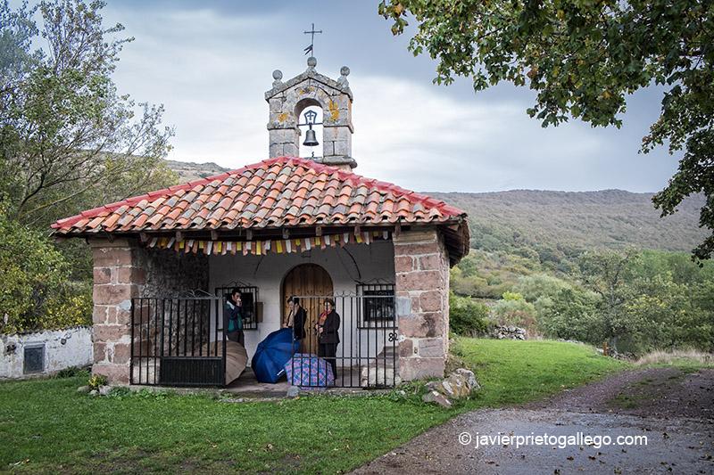 Ermita de San Tirso. Senda de la Pedrosa. Brañosera. Palencia. España © Javier Prieto Gallego