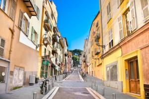 Calles del interior del casco histórico de Niza, Francia