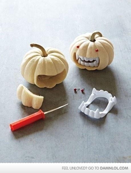 Calabazas para Halloween con dentaduras de vampiro de plástico