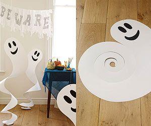 Fantasmas para Halloween hechos con papel