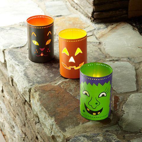 Porta lámparas para Halloween hechos con rollos de papel higiénico