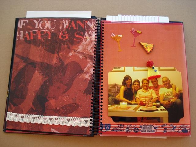 Interior de álbum de scrap con fotos