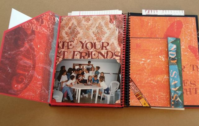 Interior de album de scrap con sobre y bolsillos